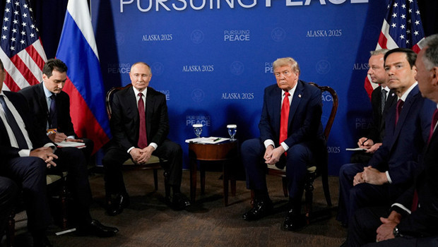 Trump-Putin zirvesine dair gizli belgeler otel yazıcısında unutuldu! Trump’tan Putin’e dikkat çeken hediye