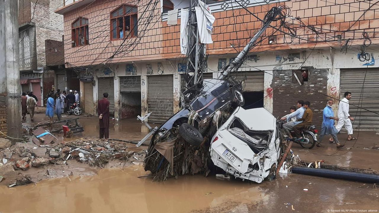 Pakistan’ın kuzeyinde sel felaketi: 48 saatte 320 can kaybı