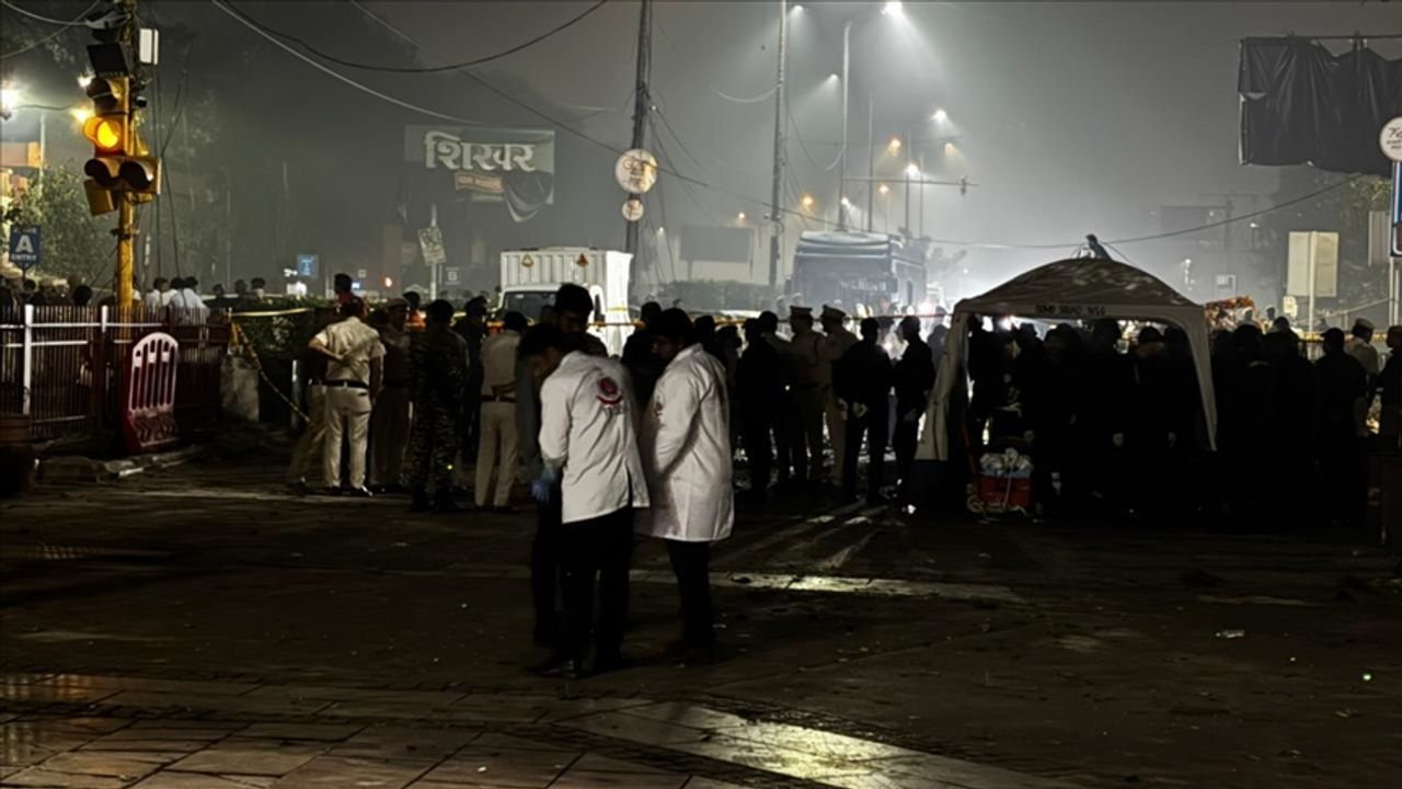 Hindistan’ın başkenti Yeni Delhi’de bir araçta meydana gelen patlamada 8 kişi hayatını kaybetti