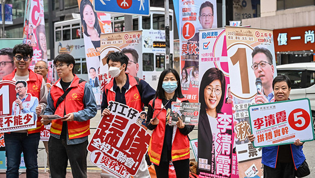 Hong Kong’da Tai Po yangınının gölgesinde yerel seçimler düzenleniyor