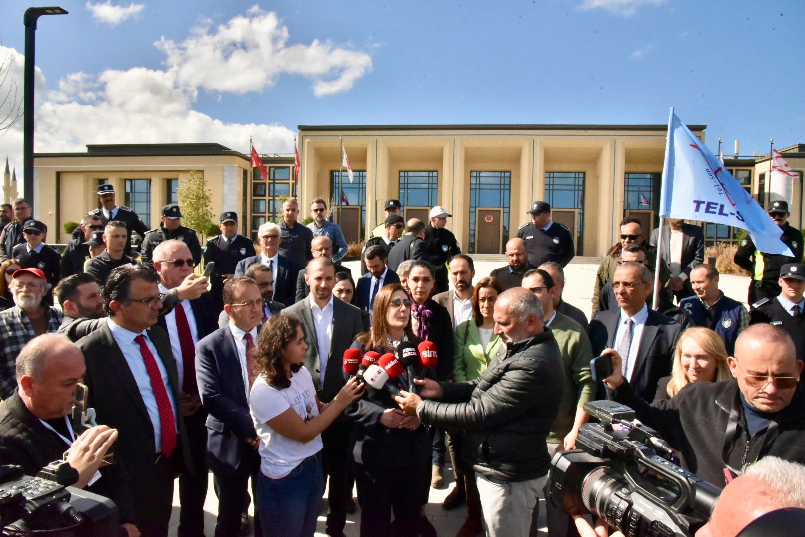 Fiber Optik Protokolü’ne Meclis içinde muhalefet milletvekilleri karşı çıkarken Meclis önünde sendikalar tepkilerini ortaya koydu