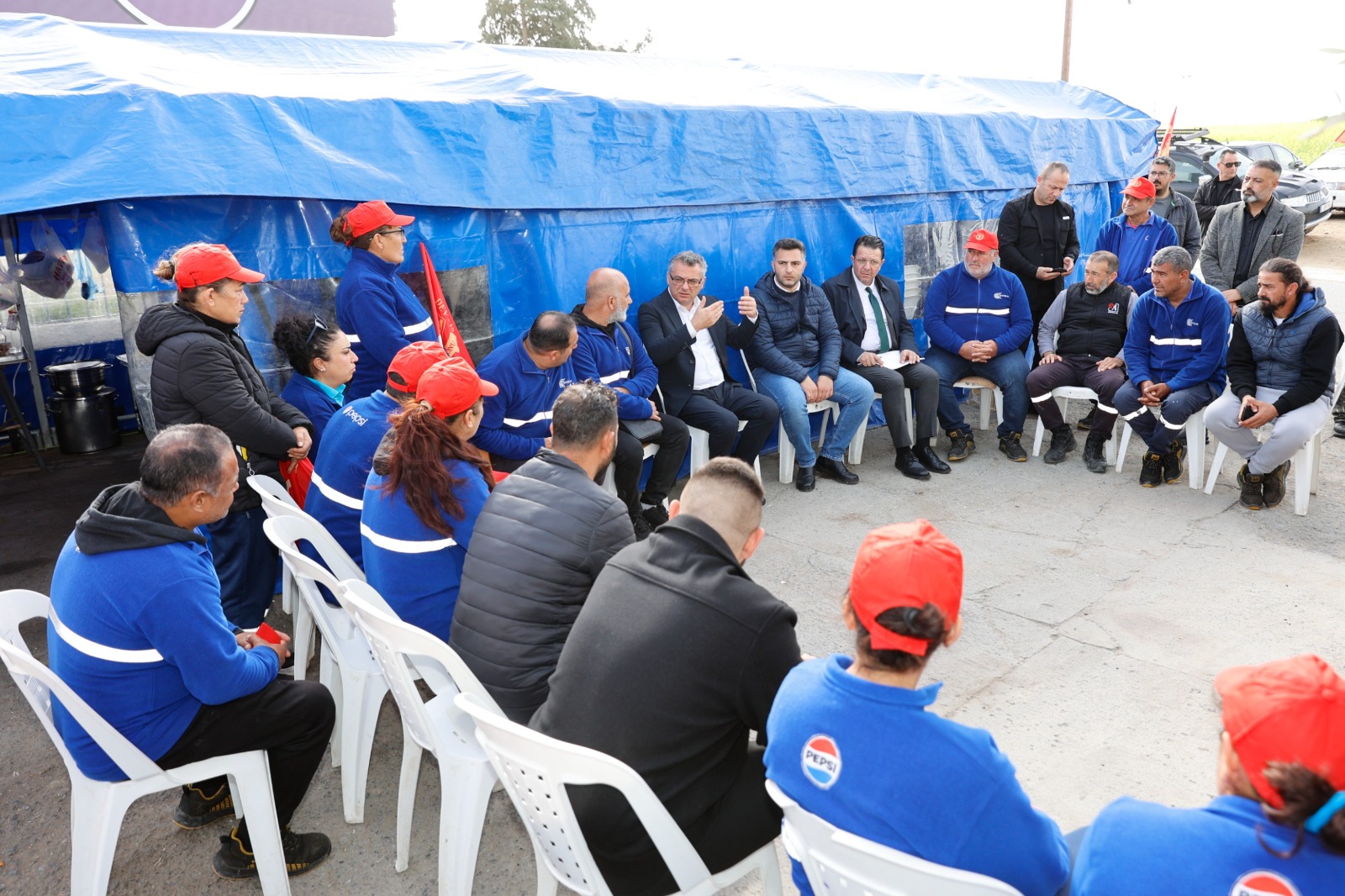 Cumhurbaşkanı Tufan Erhürman, grevdeki Ektam Kıbrıs Ltd. çalışanlarını ziyaret etti