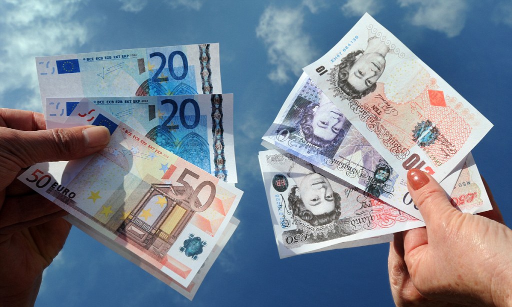 Döviz kurları: Sterlin 65,80 TL, euro 56,50 TL, dolar 48,60 TL