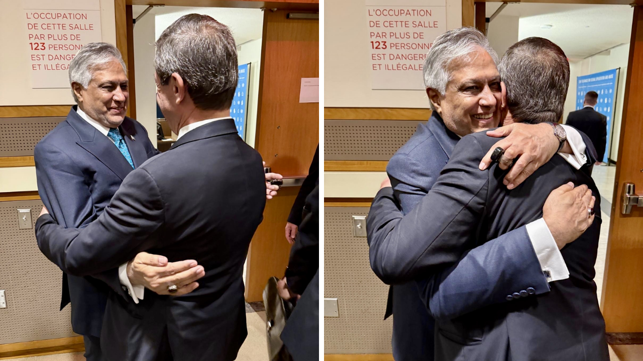 Ertuğruloğlu, Pakistan Dışişleri Bakanı Mohammad Ishaq Dar’la görüştü
