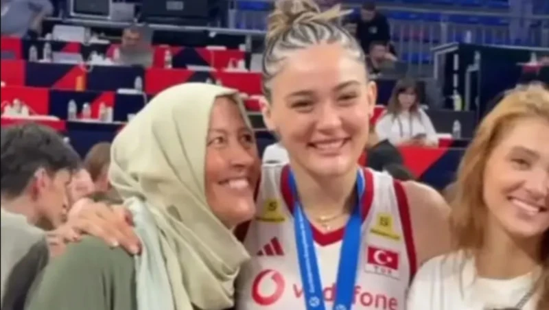 Milli voleybolcu Zehra Güneş’in annesi gündem oldu!